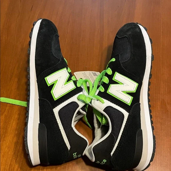 NWT 574 New Balance Kids Black Sneakers with Green Accents big kids size 7